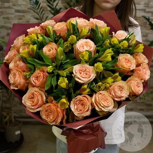 Букет из альстромерий и роз "Подари нежность" в магазине Цветы Планеты