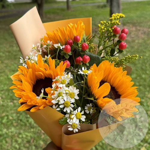 Букет с подсолнухом и ромашками в магазине Цветы Планеты