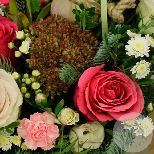 Композиция из хризантем, роз, нобилиса в ящике в магазине Цветы Планеты