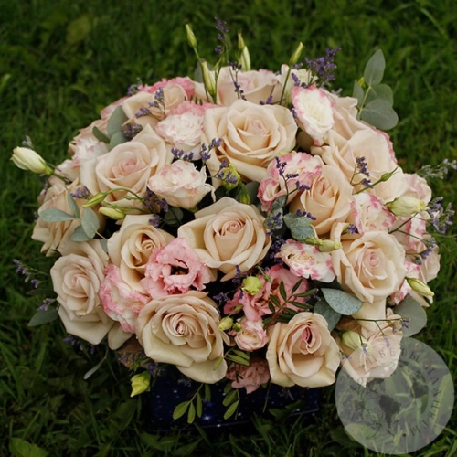 Композиция из роз в коробке "Для самой, самой" в магазине Цветы Планеты