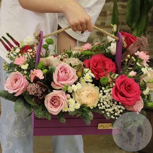 Подарки на Композиция из роз, тюльпанов и фисташки в ящике в магазине Цветы Планеты