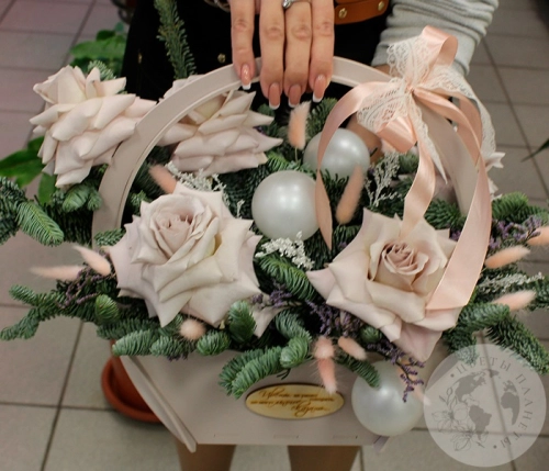 Подарки на Композиция из вывернутых роз в ящике в магазине Цветы Планеты