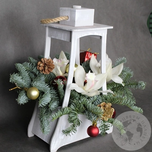 Композиция из орхидей на Новый год "Фонарь" в магазине Цветы Планеты