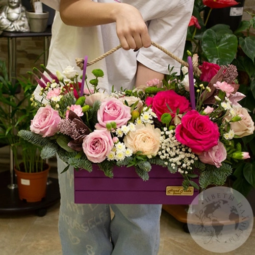 Подарки на Композиция из роз, тюльпанов и фисташки в ящике в магазине Цветы Планеты