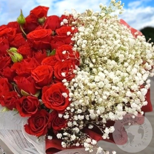 Букет из роз и гипсофилы "Любимой" в магазине Цветы Планеты