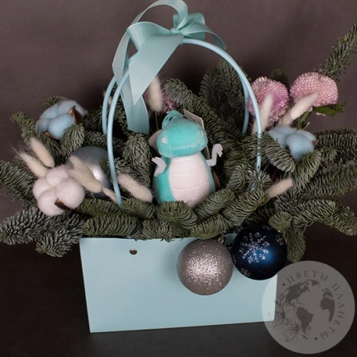 Композиция из хризантем в коробке на Новый год в магазине Цветы Планеты