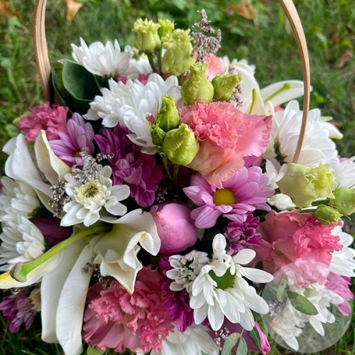 Композиция их хризантем, роз и лилий в корзине в магазине Цветы Планеты
