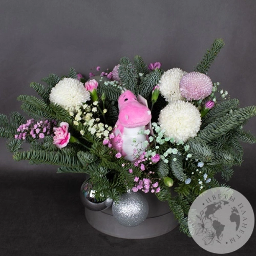 Подарки на Композиция из хризантем, гипсофил в коробке в магазине Цветы Планеты