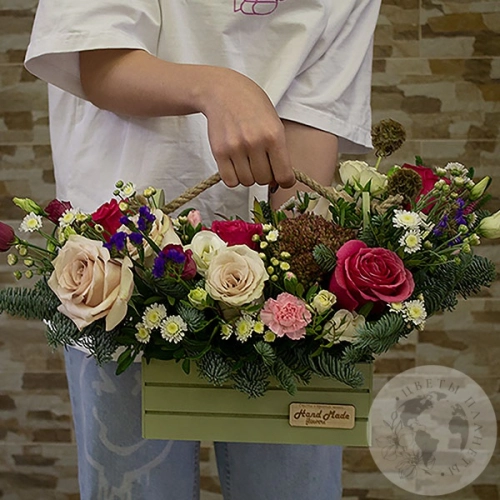 Композиция из хризантем, роз, нобилиса в ящике в магазине Цветы Планеты