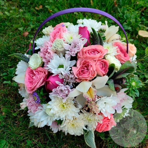 Композиция из роз, орхидей и вероники в корзине в магазине Цветы Планеты