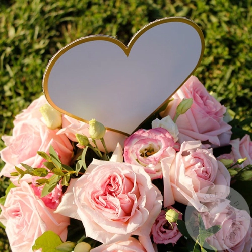 Композиция из роз в коробке "Любимой" в магазине Цветы Планеты