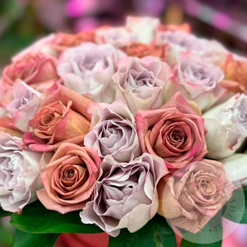 Композиция из 37 роз в коробке в магазине Цветы Планеты