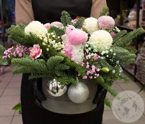 Подарки на Композиция из хризантем, гипсофил в коробке в магазине Цветы Планеты