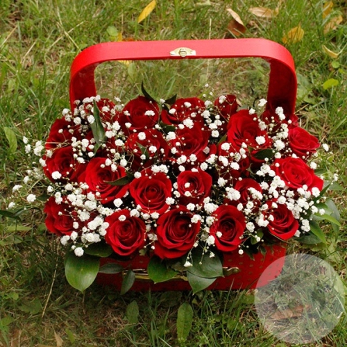 Композиция из роз и гипсофил в коробке в магазине Цветы Планеты