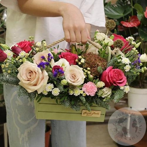 Композиция из хризантем, роз, нобилиса в ящике в магазине Цветы Планеты