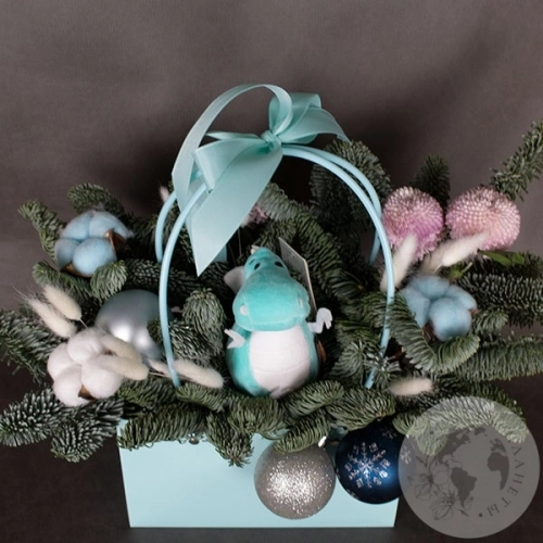 Композиция из хризантем в коробке на Новый год в магазине Цветы Планеты