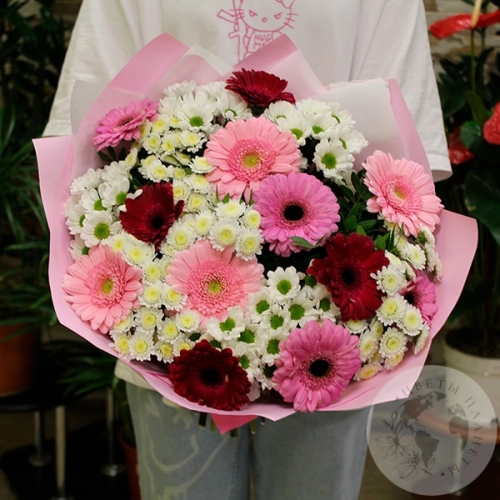 Букет из кустовых хризантем, сантини и герберы в магазине Цветы Планеты