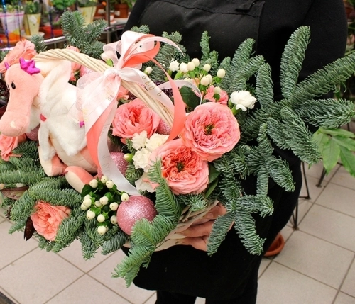 Подарки на Композиция из пионовидных роз и гвоздик в корзине в магазине Цветы Планеты