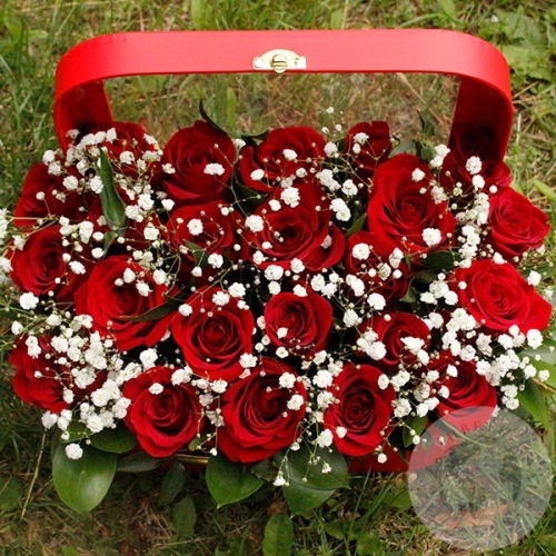 Композиция из роз и гипсофил в коробке в магазине Цветы Планеты