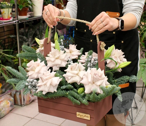 Подарки на Композиция из лилий и вывернутых роз в ящике в магазине Цветы Планеты