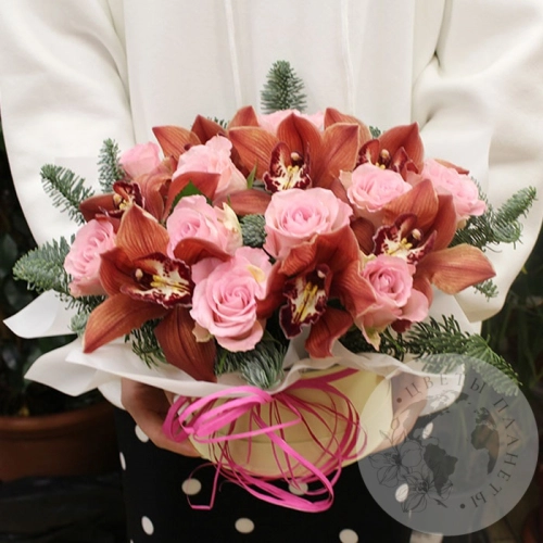 Композиция в коробке из роз и орхидей в магазине Цветы Планеты