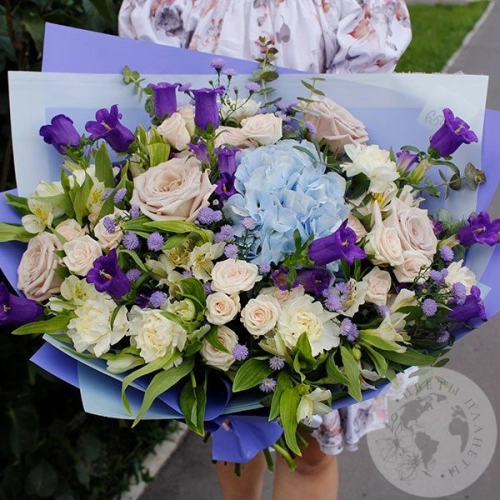 Букет из альстромерий, роз, гвоздик и эвкалипта в магазине Цветы Планеты