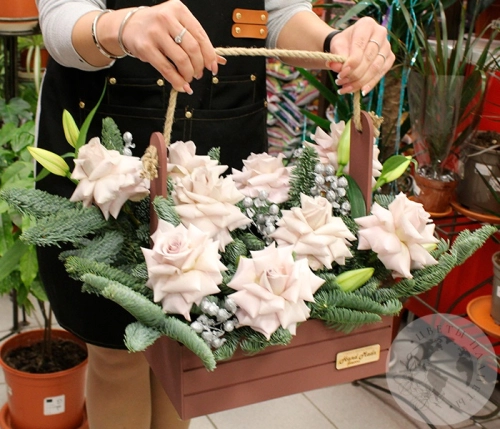 Подарки на Композиция из лилий и вывернутых роз в ящике в магазине Цветы Планеты