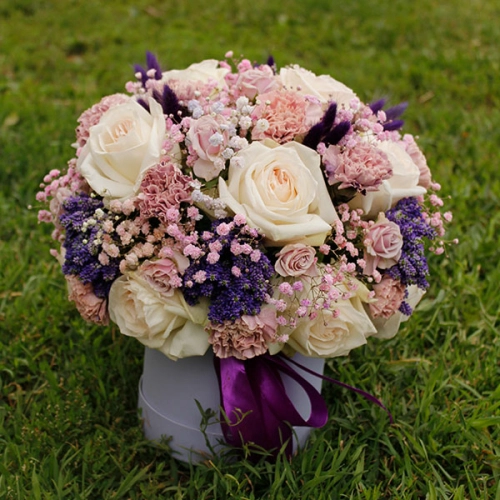 Композиция из роз, гвоздик и вероники в коробке в магазине Цветы Планеты