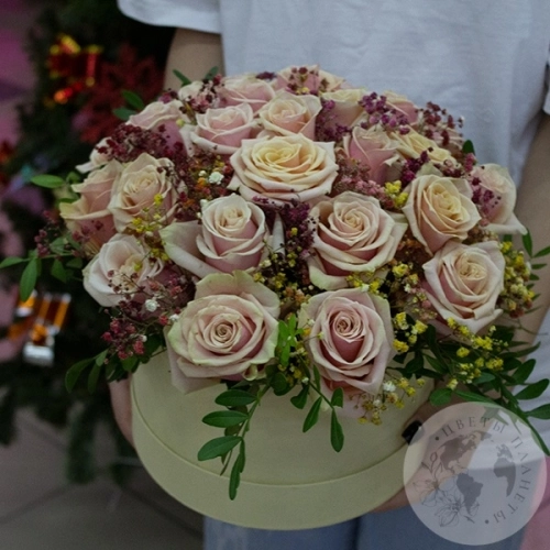 Композиция из роз, гипсофила и фисташки в коробке в магазине Цветы Планеты