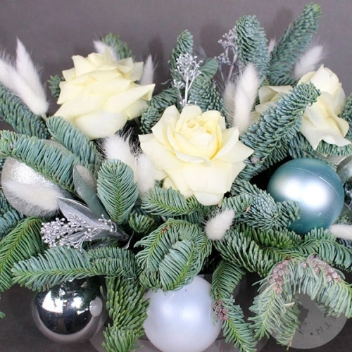 Композиция из роз в коробке к новому году в магазине Цветы Планеты