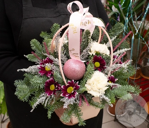 Подарки на Композиция из кустовых хризантем и гвоздик в корзине в магазине Цветы Планеты