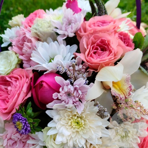 Композиция из роз, орхидей и вероники в корзине в магазине Цветы Планеты