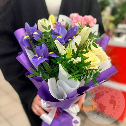 Букет из роз, ириса и гвоздик в магазине Цветы Планеты