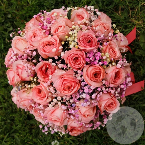 Композиция роз и гипсофил в коробке в магазине Цветы Планеты