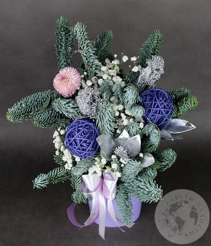 Подарки на Композиция их хризантем и гипсофил в коробке в магазине Цветы Планеты