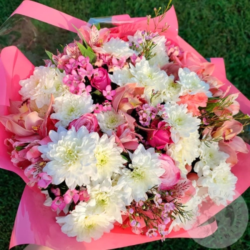 Букет из роз, альстромерий, хризантем и орхидей в магазине Цветы Планеты