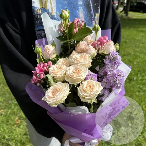Букет с розами и маттиолой в магазине Цветы Планеты