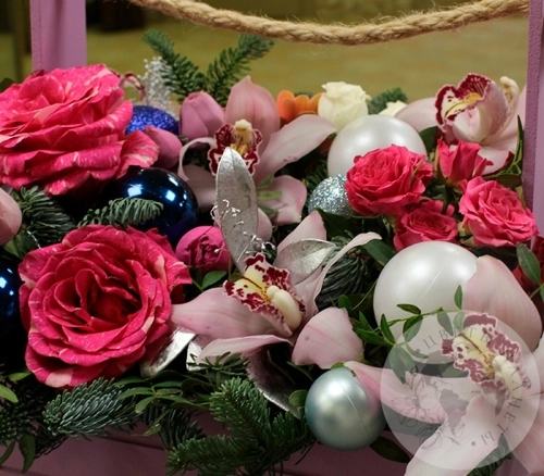 Подарки на Композиция из гвоздик, альстромерий и роз в ящике в магазине Цветы Планеты