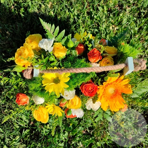 Композиция из гербер и гвоздик в ящике в магазине Цветы Планеты