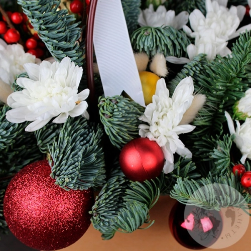 Композиция из кустовых хризантем в корзине в магазине Цветы Планеты