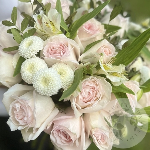 Букет из роз, хризантем и альстромерий в магазине Цветы Планеты