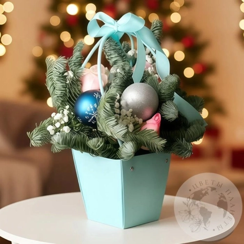 Подарки на Композиция из роз и гипсофил в коробке "Новогодняя" в магазине Цветы Планеты