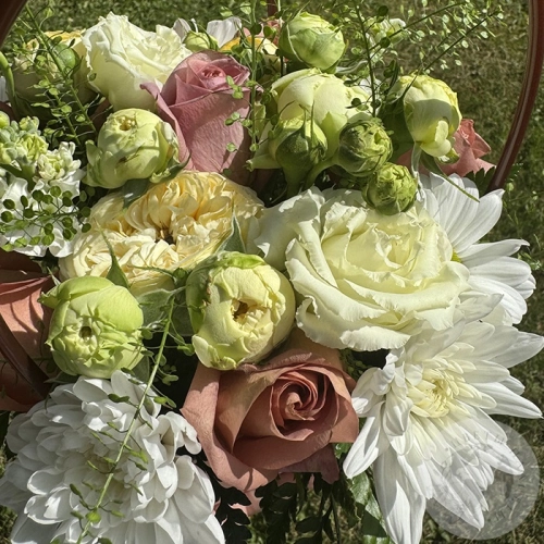 Композиция из роз и кустовых хризантем в сумочке в магазине Цветы Планеты