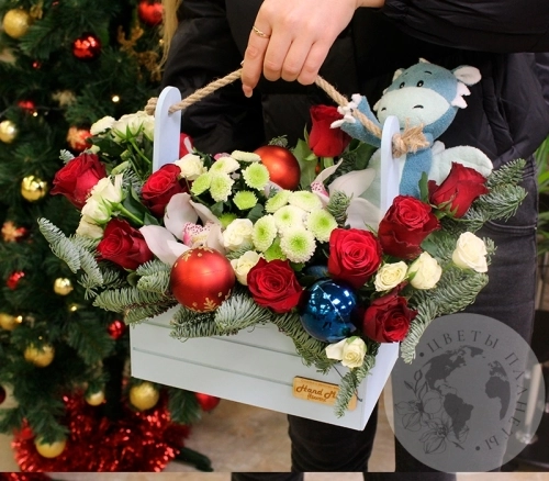 Подарки на Композиция из гиперикума, сантини и роз в ящике в магазине Цветы Планеты