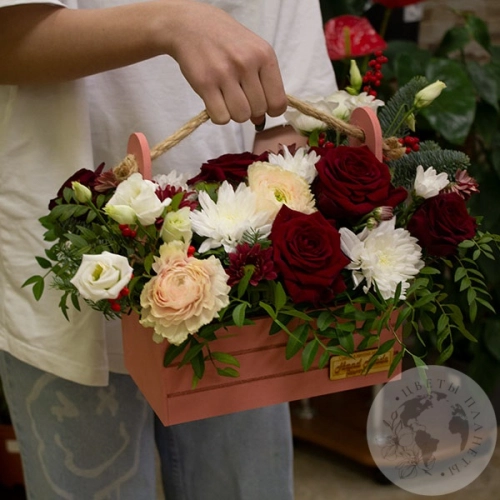 Композиция из гербер, роз и нобилиса в ящике в магазине Цветы Планеты