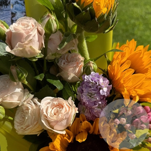 Букет с розами и подсолнухами в магазине Цветы Планеты