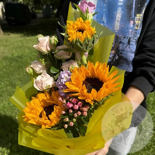 Букет с розами и подсолнухами в магазине Цветы Планеты