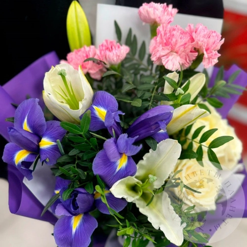 Букет из роз, ириса и гвоздик в магазине Цветы Планеты
