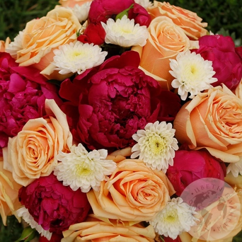 Композиция из роз и пионов в деревянном ящике в магазине Цветы Планеты