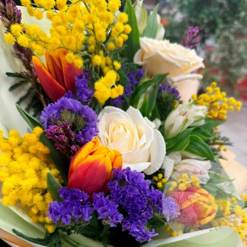 Букет из лилий, гвоздик, роз и альстромерий в магазине Цветы Планеты